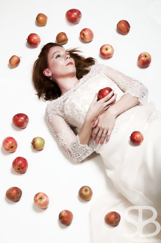 novia con manzanas