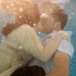 novios en el agua