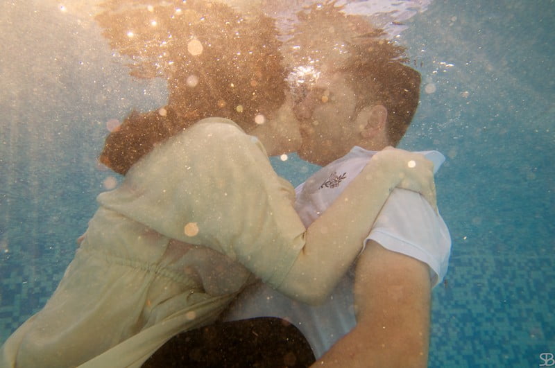 novios en el agua