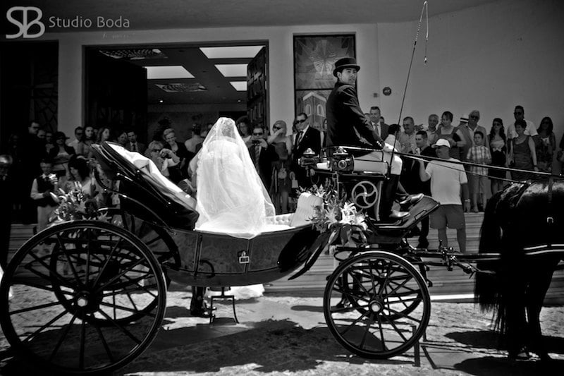 carruaje en la iglesia