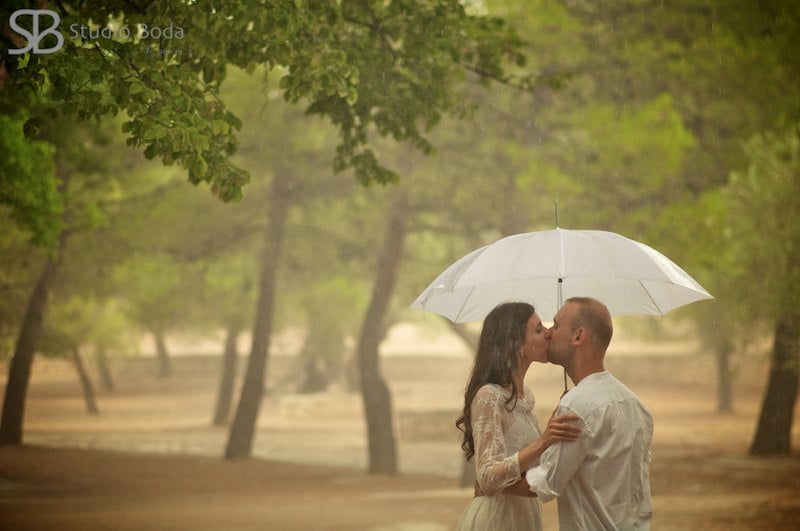 novios bajo la lluvia