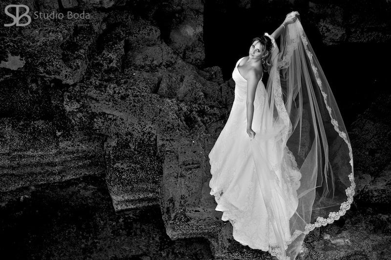 trash-the-dress-cueva_BZM4062 la novia blanco y negro