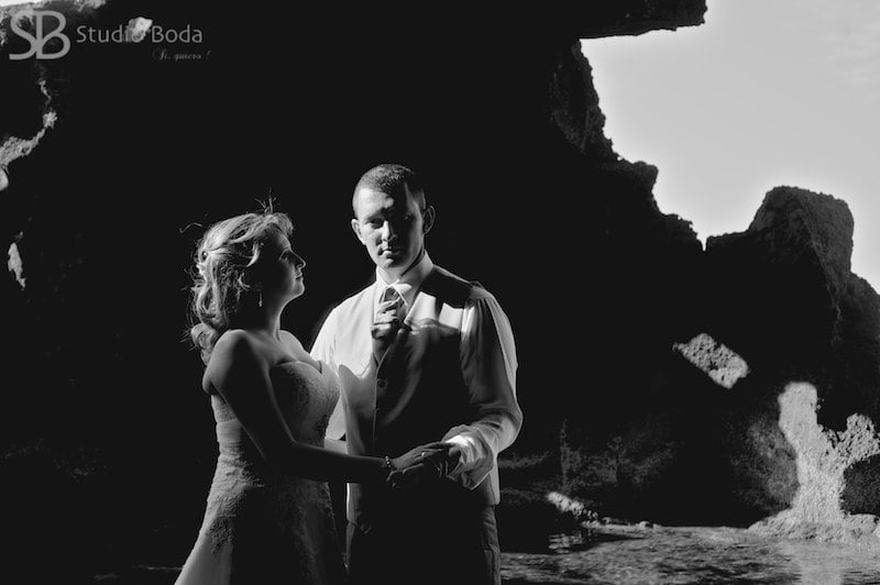 trash-the-dress-cueva_BZM4077-costa-blanca reportaje trash the dress blanco y negro
