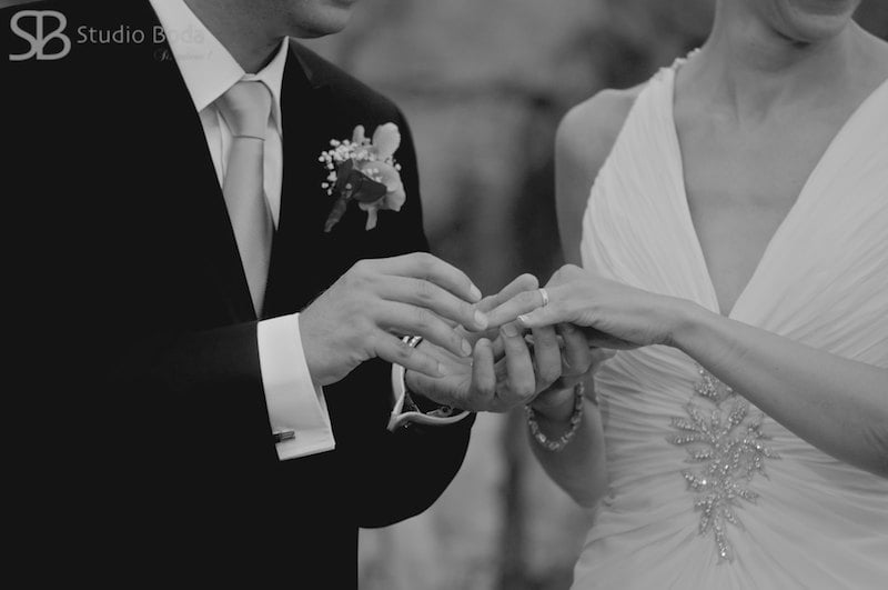 Detalle manos novios blanco y negro