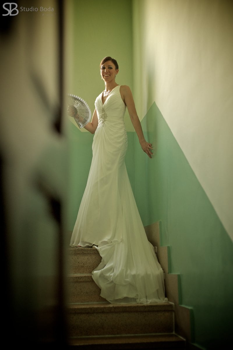 Novia en la escalera - fotografía de boda contemporánea