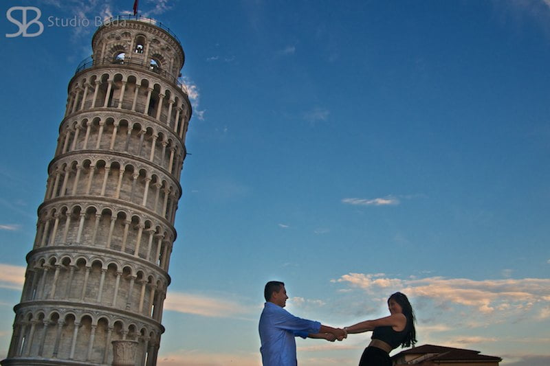 los novios y la torre di Pisa