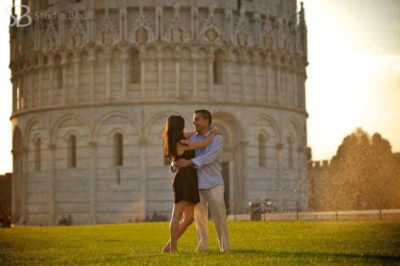los novios en la plaza de Pisa