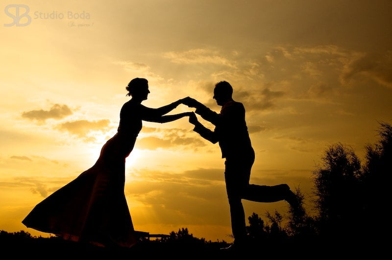 novios contraluz atardecer playa