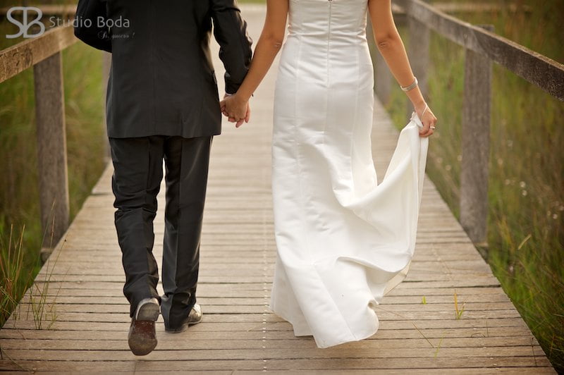novios paseando trash the dress