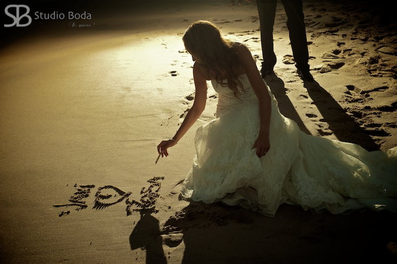 novia escribiendo en el arena