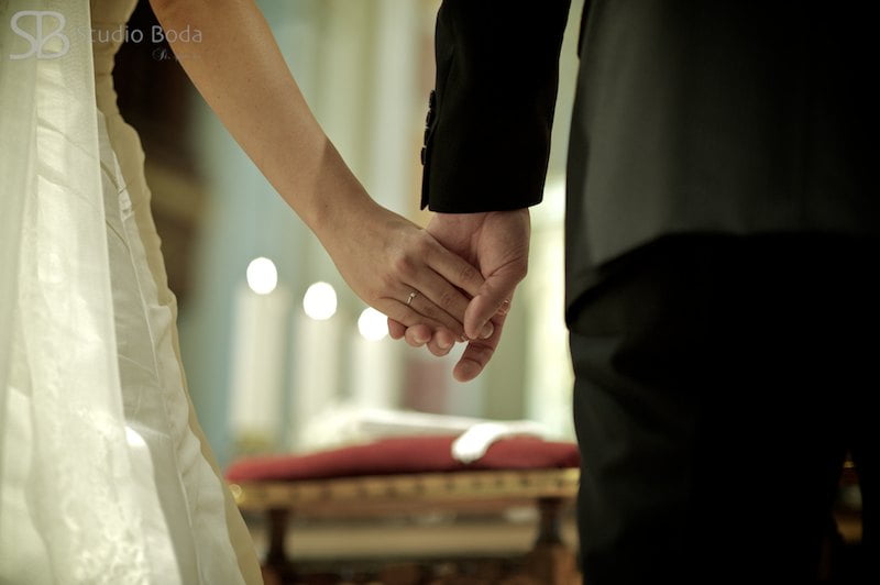 detalle manos novios boda