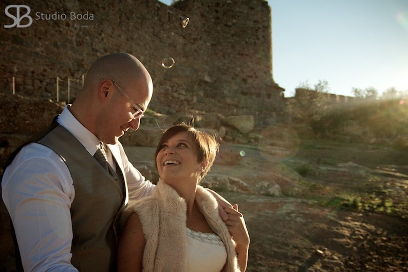 foto boda anillos en el aire