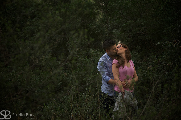 foto de pareja romantica nel bosque