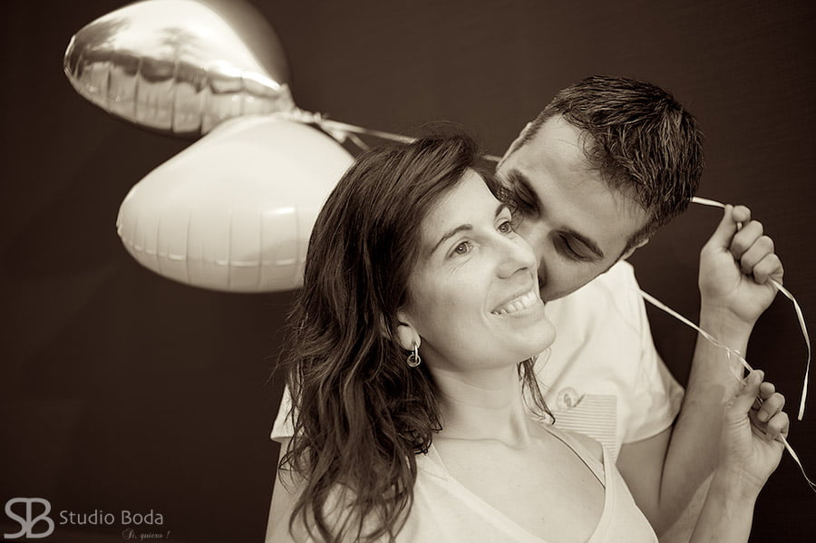 pareja con globos reportaje boda
