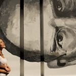 Foto de pareja con mural de Steve Job en Buenos Aires Argentina