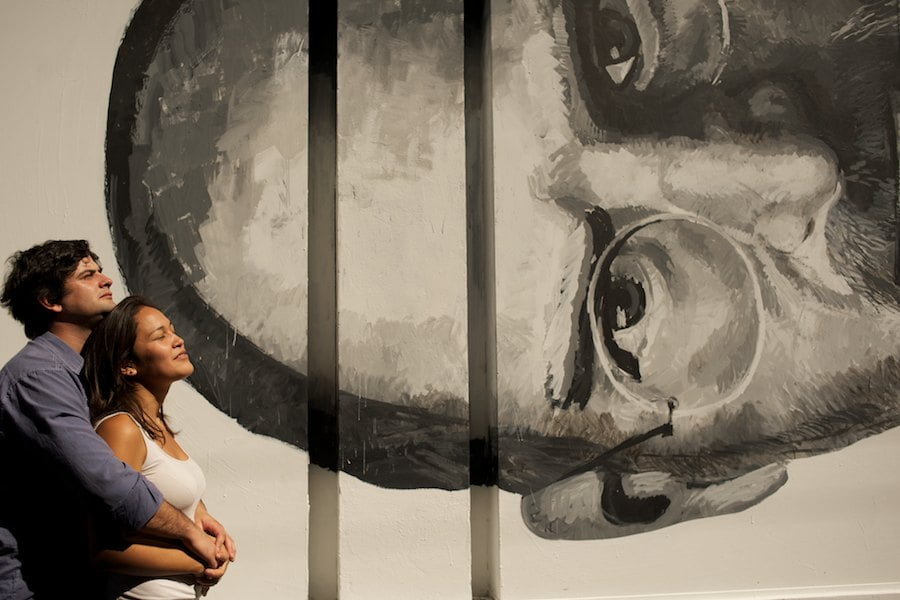 Foto de pareja con mural de Steve Job en Buenos Aires Argentina