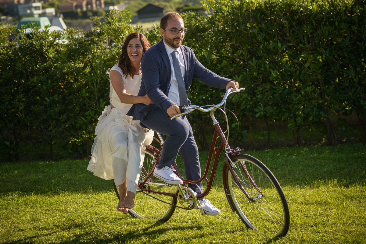 novios en bicicleta