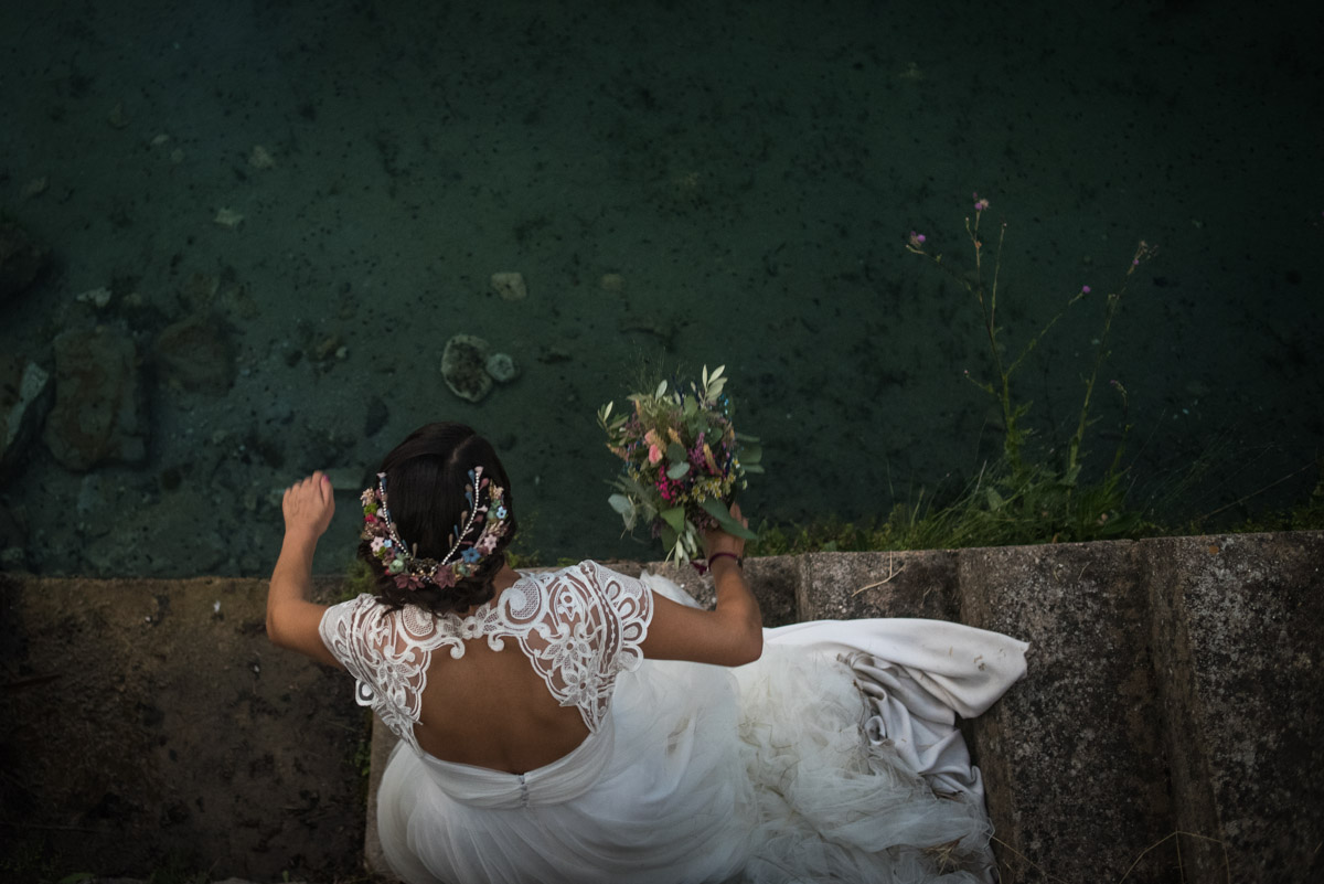 una novia en un manatial