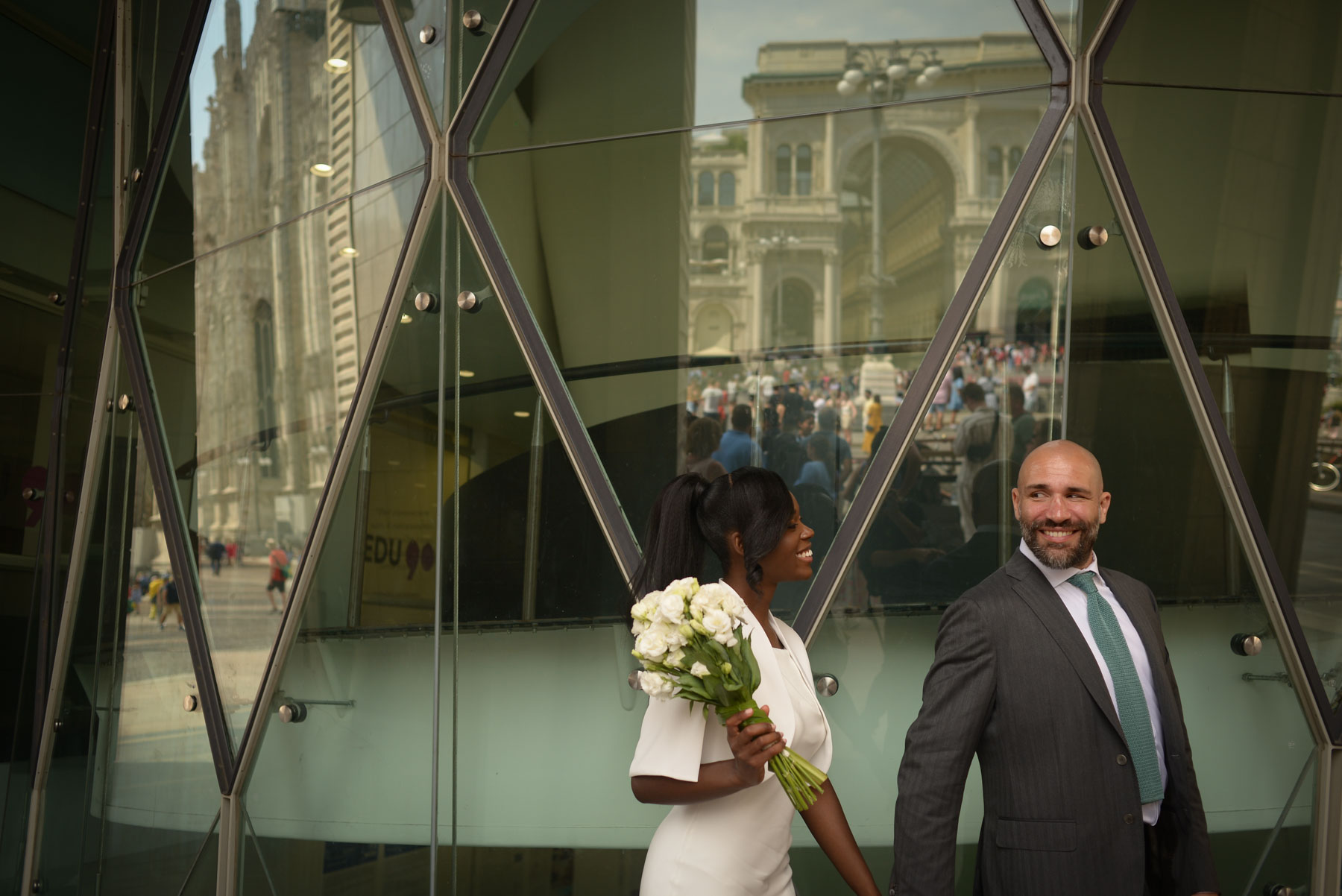 Foto de boda plaza del Duomo, Milán Italia