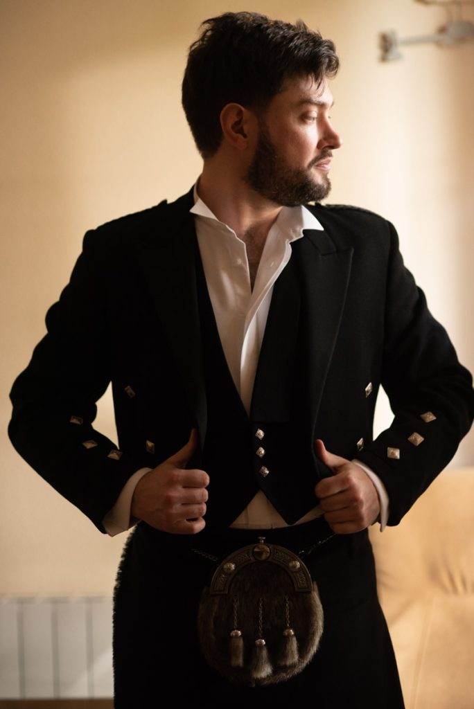 Novio con un Kilt tradicional Escocés