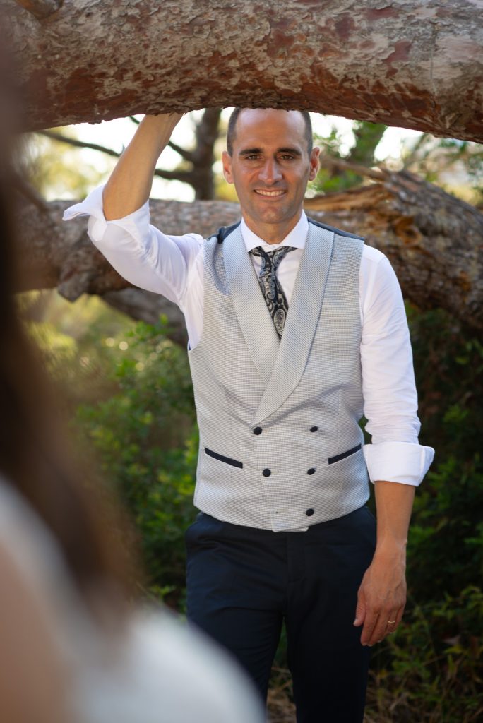 Foto de boda en la naturaleza: el novio