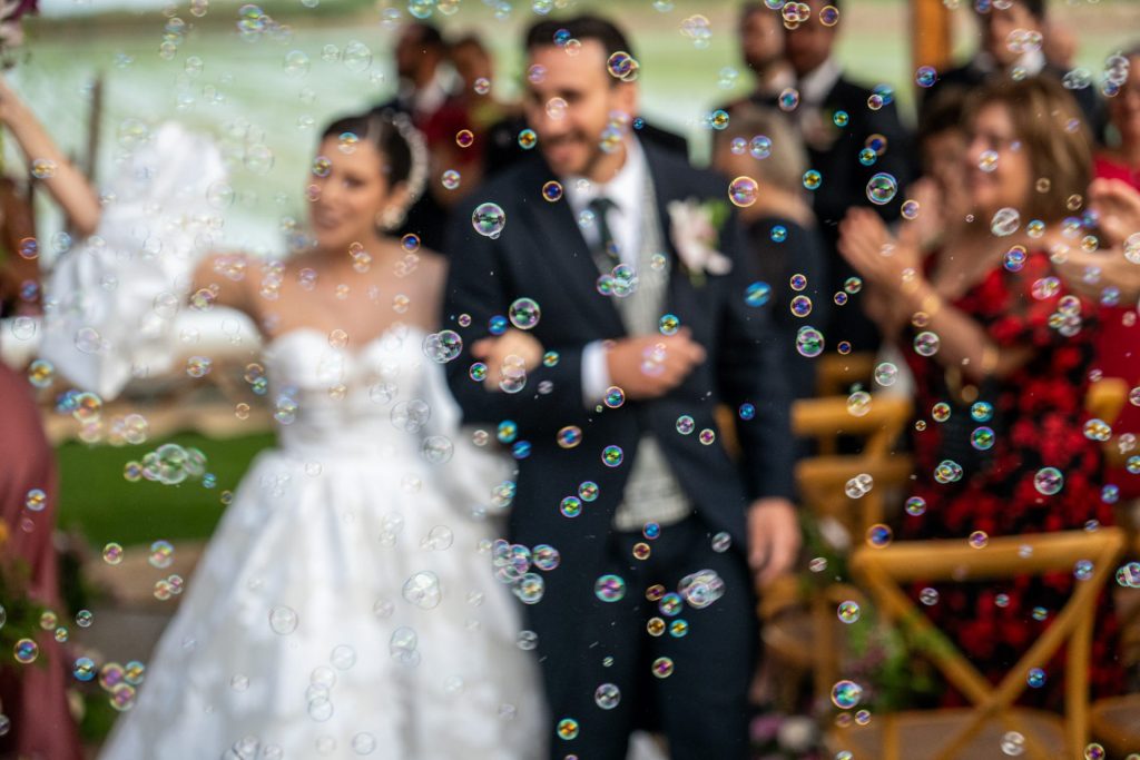 salida novios pompas jabon