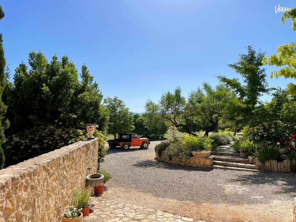 Finca Casa Egea, finca entre viñedos con jardín, piscina y espacios abiertos en Fontanars dels Alforins.
