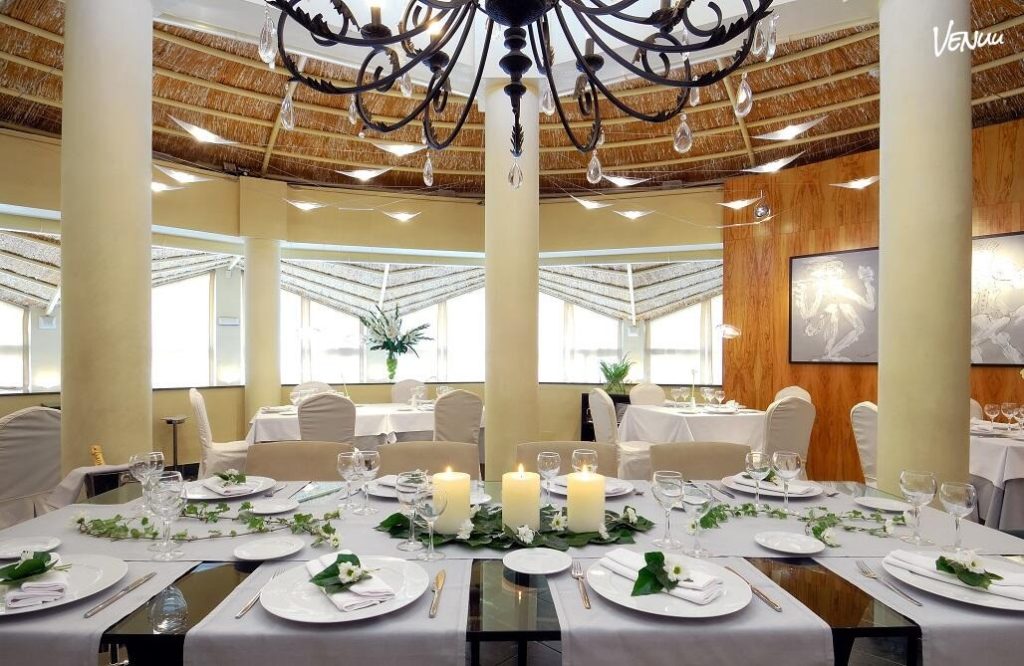 Restaurante El Olivo, espacio elegante con terraza y vistas al golf en Oliva Nova Resort.