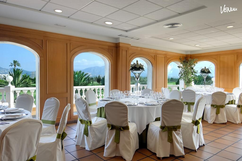 Restaurante The Golf Club en Oliva Nova, terraza con vistas al golf para bodas elegantes al aire libre.