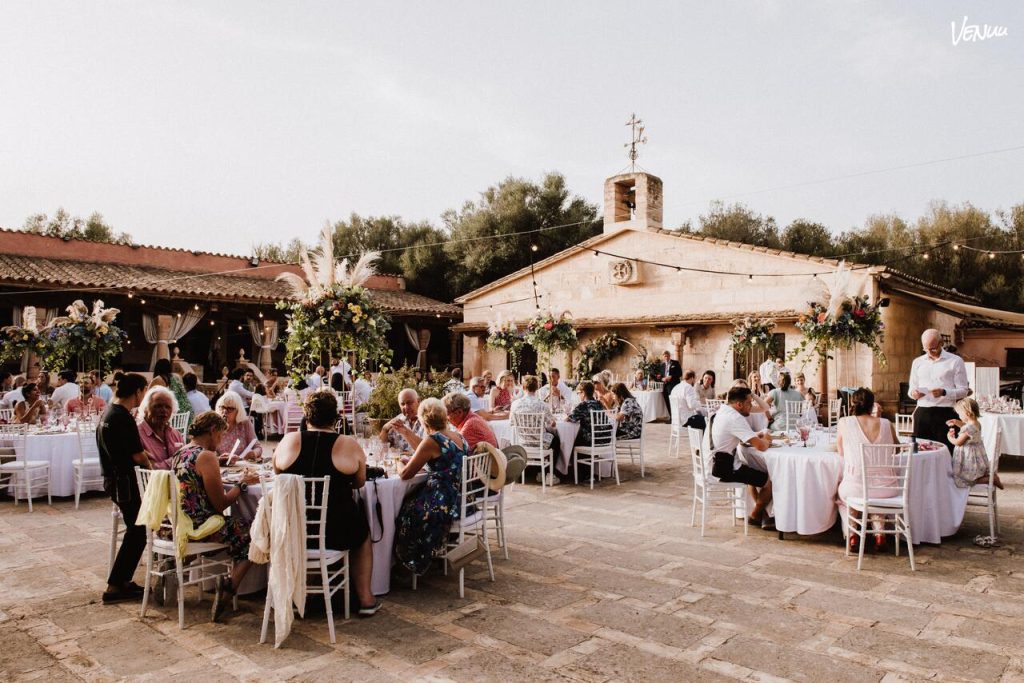 Es Revellar Art Resort, plaza con capilla románica ideal para bodas al aire libre en Mallorca.
