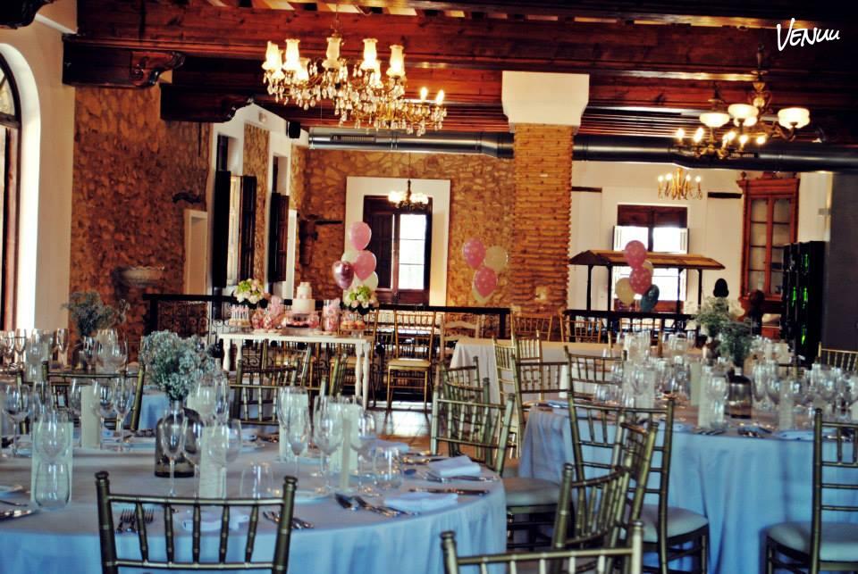 Finca María Ana, salón de piedra con vigas de madera para bodas íntimas en Elche.