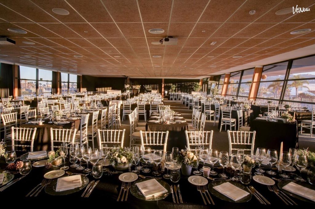 Salón Ocean’s en Oliva Nova, espacio moderno con terraza y vistas al Centro Ecuestre.