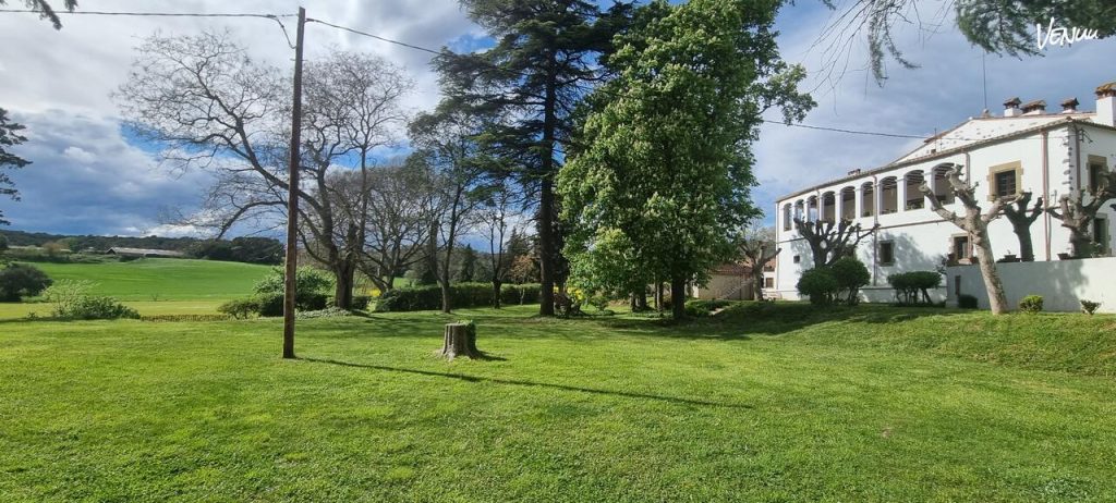Manso Esmandia, masía rústica del siglo XVI con jardines y alojamiento para bodas al aire libre en Cardedeu.