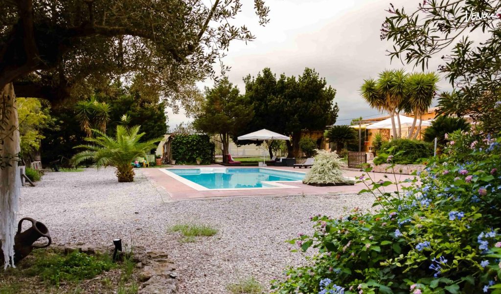 Casa Rincón en Tarragona, finca con piscina y jardín ideal para bodas íntimas y celebraciones originales.
