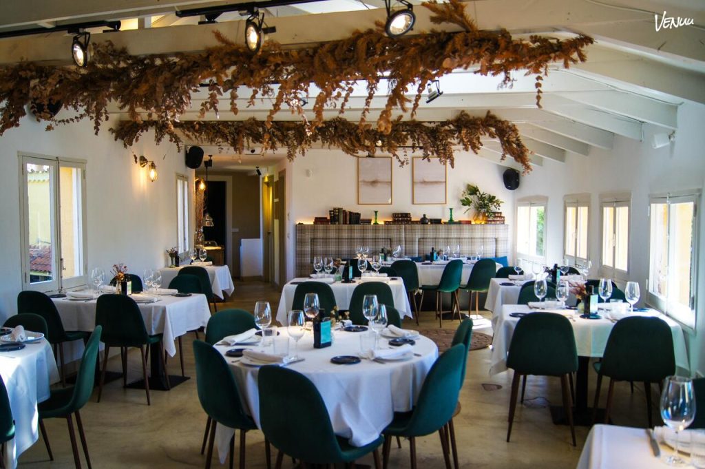 Salón Chimenea en El Rincón de Vespok, espacio elegante y cálido para bodas íntimas en Madrid.