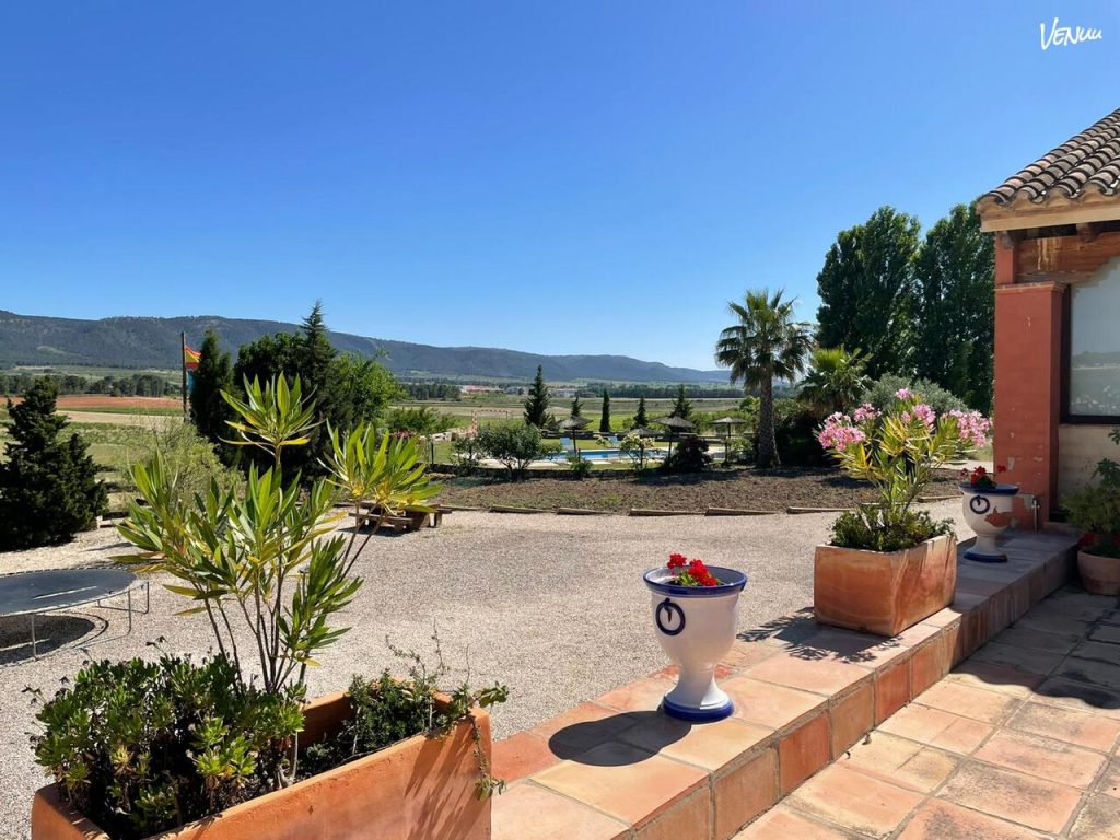 Finca Casa Egea en Fontanars dels Alforins, finca entre viñedos con jardín y estilo para bodas originales al aire libre.
