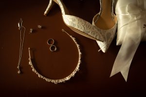 Zapatos y joyas de novia elegantes