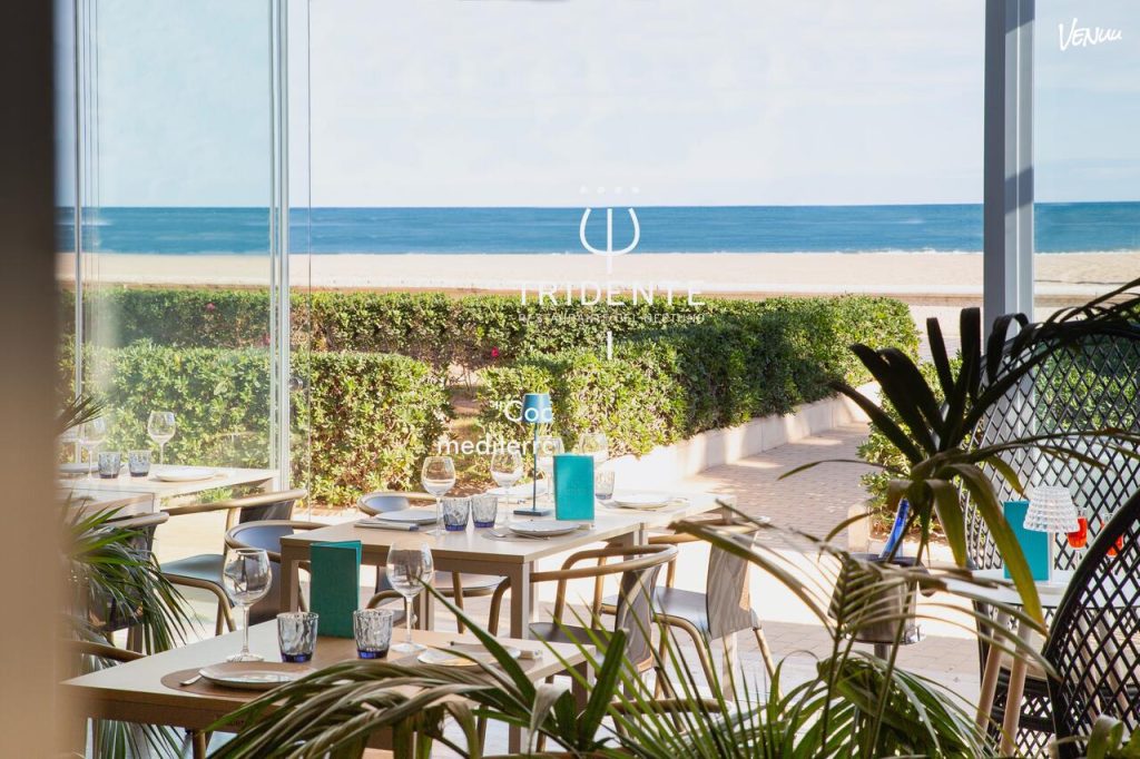 Restaurante El Tridente de Neptuno, espacio elegante frente al mar con cocina mediterránea para bodas en Valencia