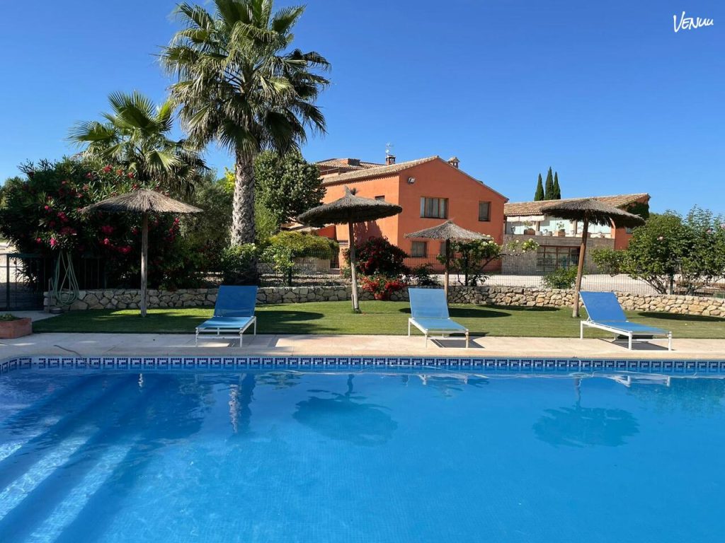 Finca Casa Egea, casa rural entre viñedos con carpa, jardín y estilo para bodas íntimas en Valencia.
