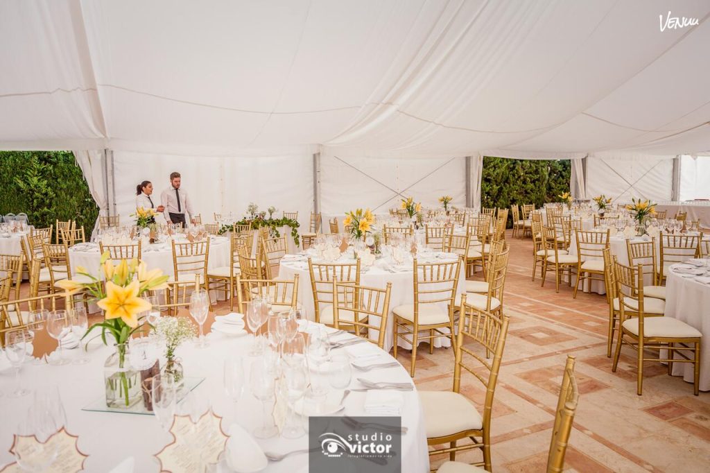 Finca María Ana, carpa exterior rodeada de jardines para bodas íntimas y eventos en Elche.
