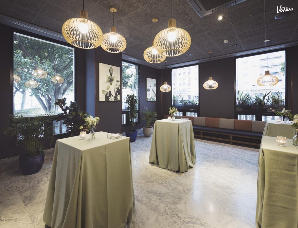  Gin Bar en Hotel Malcom and Barret, salón moderno y versátil para bodas económicas en Valencia.
