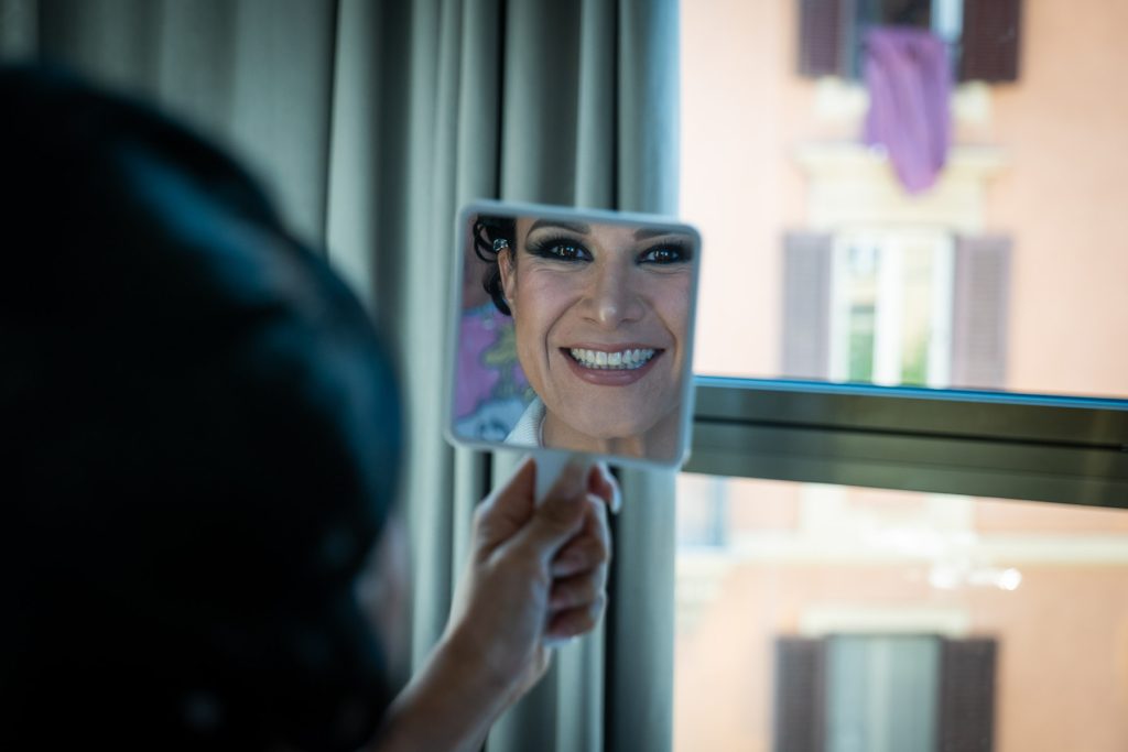 Reflejo en un espejo de una novia