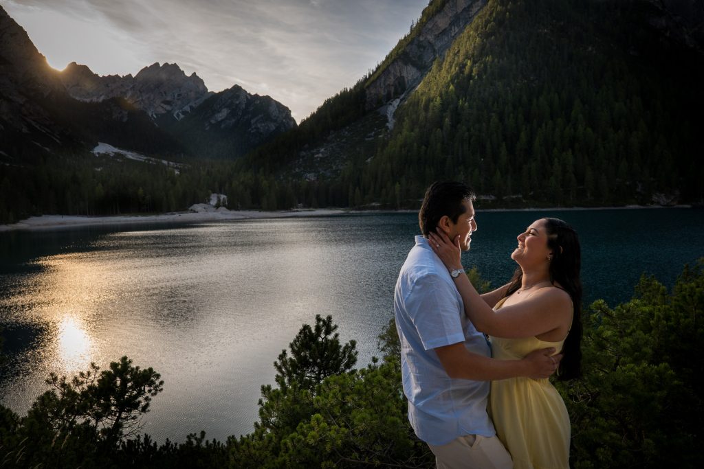 pedida de mano en el Lago de Braies (Dolomiti)