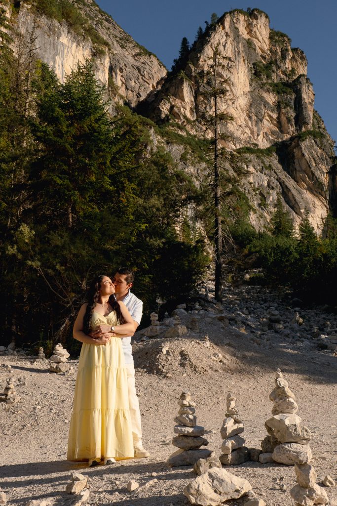 Pedida de Mano en el Lago de Braies pareja
